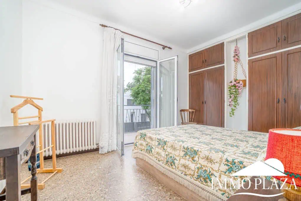 Spacious family house, 4 bedrooms, 2 bathrooms, garage and 2 private parking spaces, pool possible.