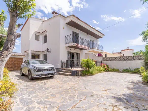 Spacious family house, 4 bedrooms, 2 bathrooms, garage and 2 private parking spaces, pool possible.