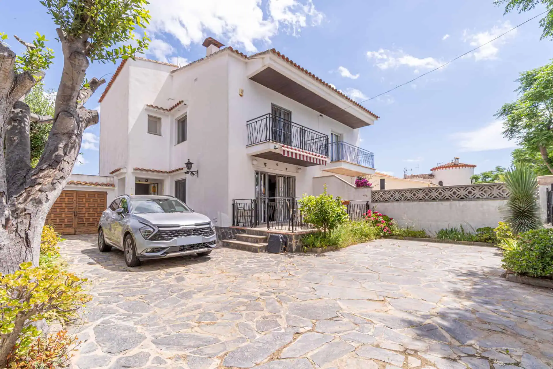 25062024163128_614 Spacious family house, 4 bedrooms, 2 bathrooms, garage and 2 private parking spaces, pool possible.
