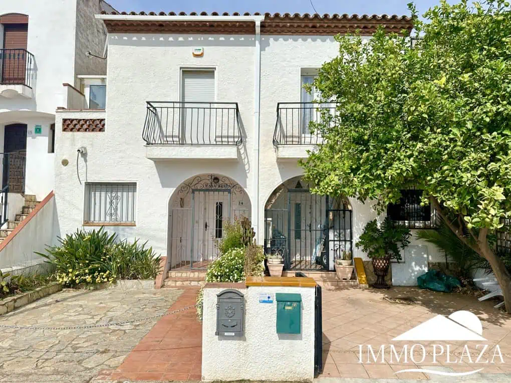 Encantadora casa de pescadores con amarre privado (10×5 metros), vistas al puerto y a la montaña. 2 recámaras, 2 baños, estacionamiento, terraza.