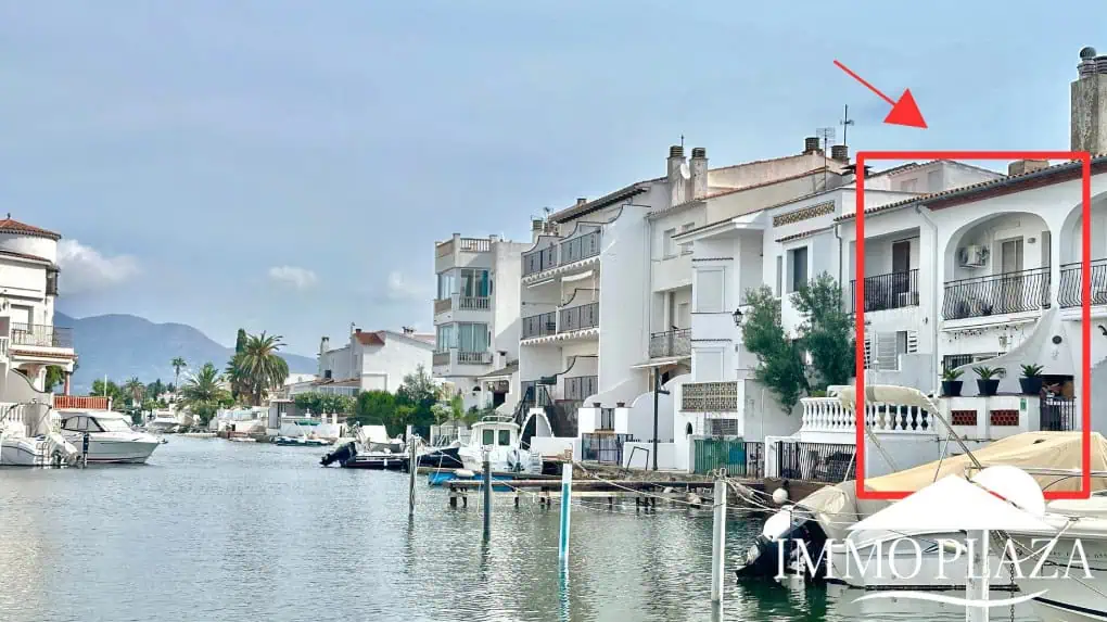 Encantadora casa de pescadores con amarre privado (10×5 metros), vistas al puerto y a la montaña. 2 recámaras, 2 baños, estacionamiento, terraza.