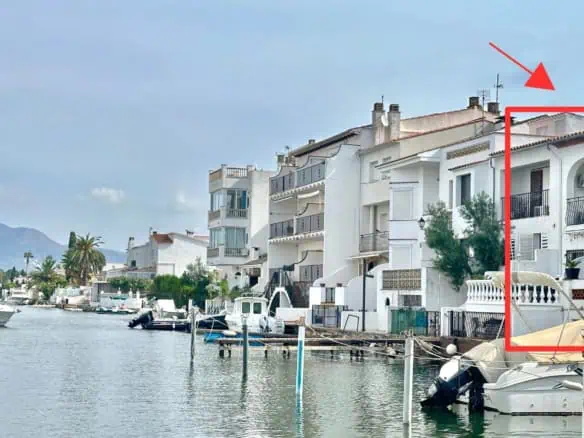 Charming fisherman’s house with private mooring (10×5 meters), harbor and mountain views. 2 bedrooms, 2 bathrooms, parking, terrace