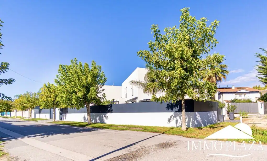 Beautiful modern villa built in 2022, close to the sea, town center, and inner harbor; 3 bedrooms, 2 bathrooms, garage, swimming pool, and jacuzzi.