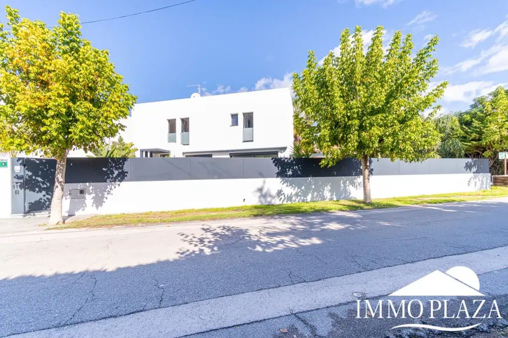 Beautiful modern villa built in 2022, close to the sea, town center, and inner harbor; 3 bedrooms, 2 bathrooms, garage, swimming pool, and jacuzzi.
