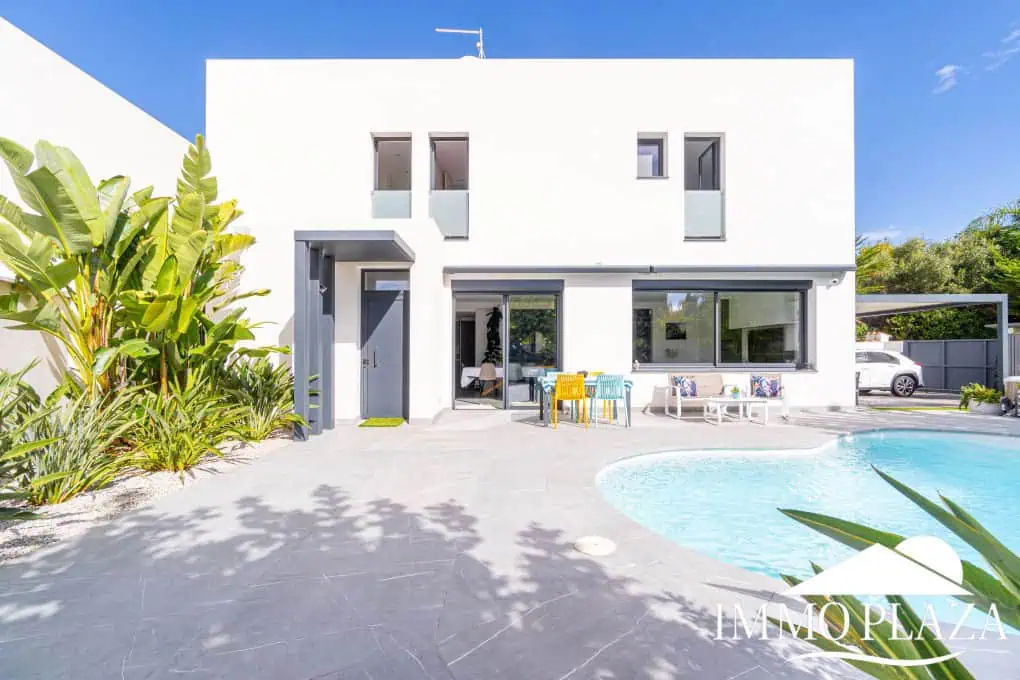 Beautiful modern villa built in 2022, close to the sea, town center, and inner harbor; 3 bedrooms, 2 bathrooms, garage, swimming pool, and jacuzzi.