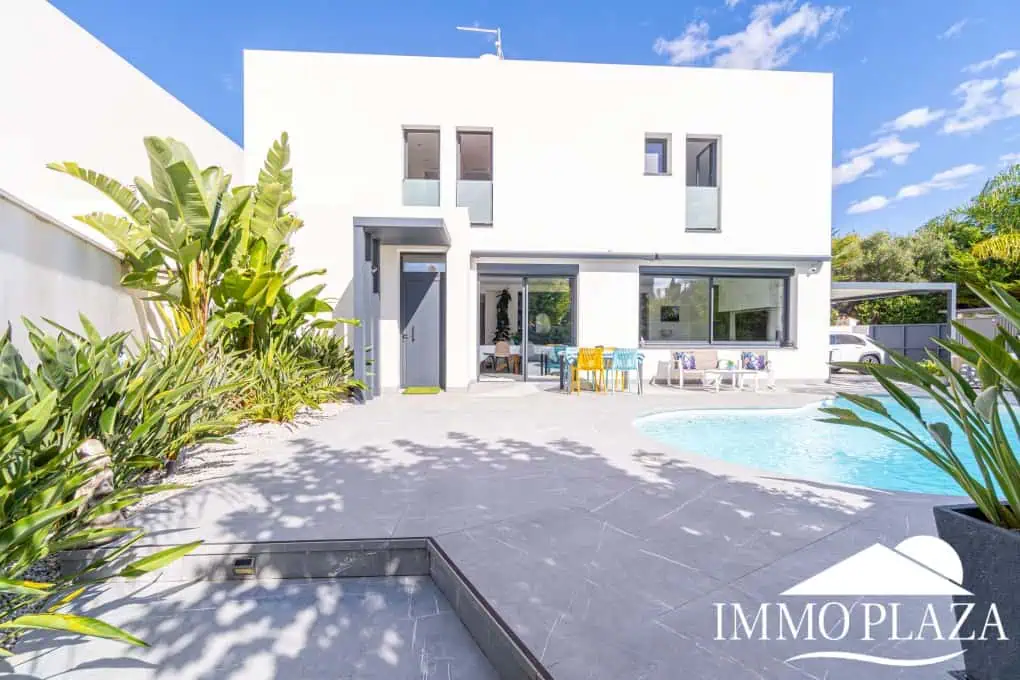 Beautiful modern villa built in 2022, close to the sea, town center, and inner harbor; 3 bedrooms, 2 bathrooms, garage, swimming pool, and jacuzzi.