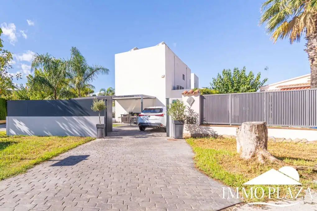 Beautiful modern villa built in 2022, close to the sea, town center, and inner harbor; 3 bedrooms, 2 bathrooms, garage, swimming pool, and jacuzzi.