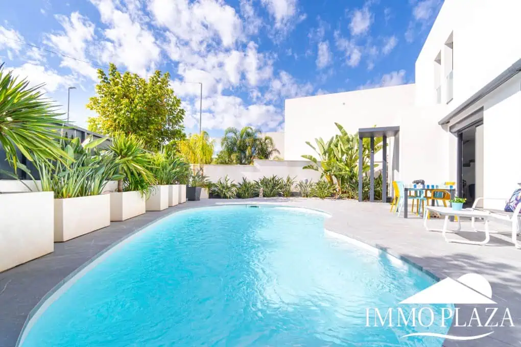 Beautiful modern villa built in 2022, close to the sea, town center, and inner harbor; 3 bedrooms, 2 bathrooms, garage, swimming pool, and jacuzzi.