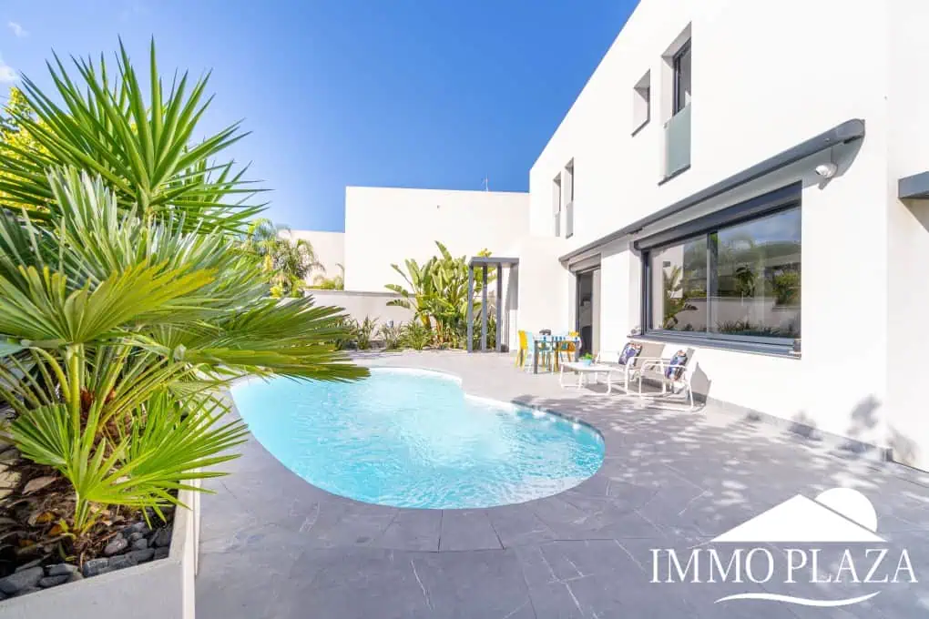 Beautiful modern villa built in 2022, close to the sea, town center, and inner harbor; 3 bedrooms, 2 bathrooms, garage, swimming pool, and jacuzzi.