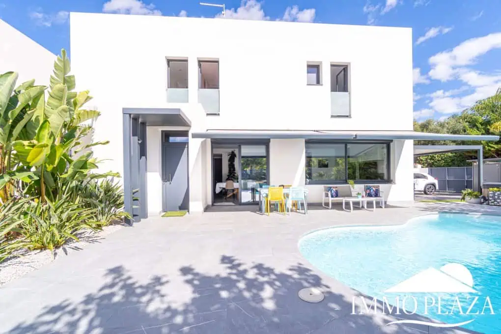 Beautiful modern villa built in 2022, close to the sea, town center, and inner harbor; 3 bedrooms, 2 bathrooms, garage, swimming pool, and jacuzzi.