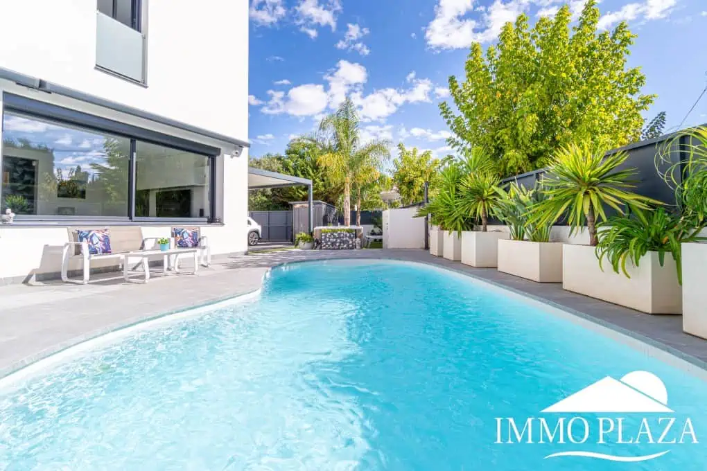 Beautiful modern villa built in 2022, close to the sea, town center, and inner harbor; 3 bedrooms, 2 bathrooms, garage, swimming pool, and jacuzzi.