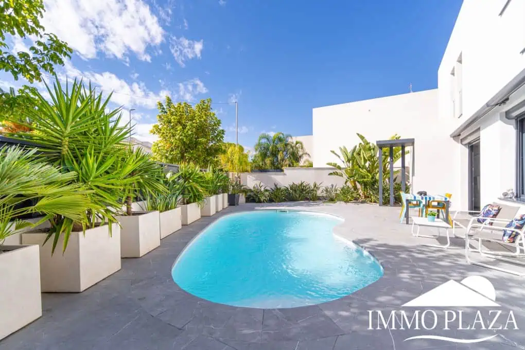 Beautiful modern villa built in 2022, close to the sea, town center, and inner harbor; 3 bedrooms, 2 bathrooms, garage, swimming pool, and jacuzzi.