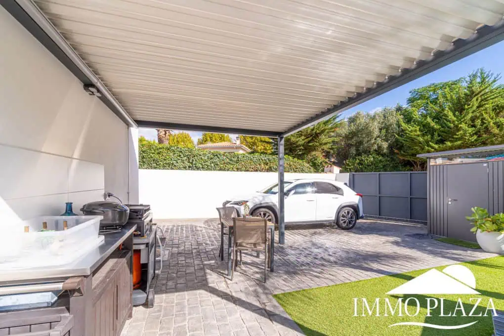 Beautiful modern villa built in 2022, close to the sea, town center, and inner harbor; 3 bedrooms, 2 bathrooms, garage, swimming pool, and jacuzzi.