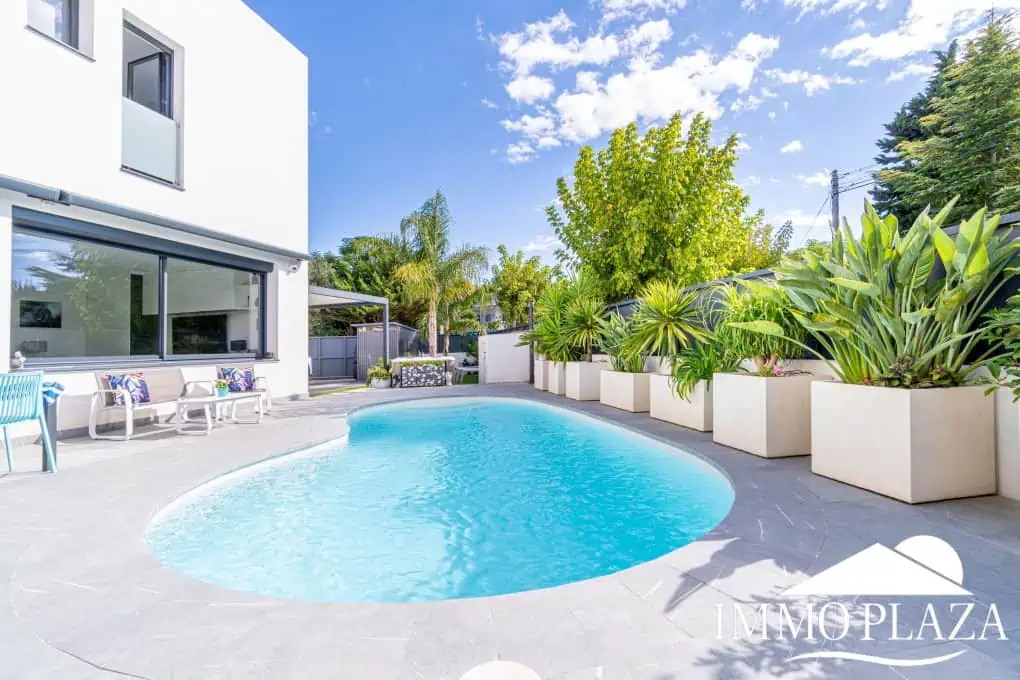 Beautiful modern villa built in 2022, close to the sea, town center, and inner harbor; 3 bedrooms, 2 bathrooms, garage, swimming pool, and jacuzzi.