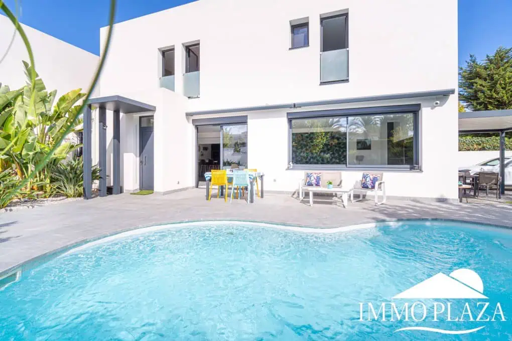 Beautiful modern villa built in 2022, close to the sea, town center, and inner harbor; 3 bedrooms, 2 bathrooms, garage, swimming pool, and jacuzzi.