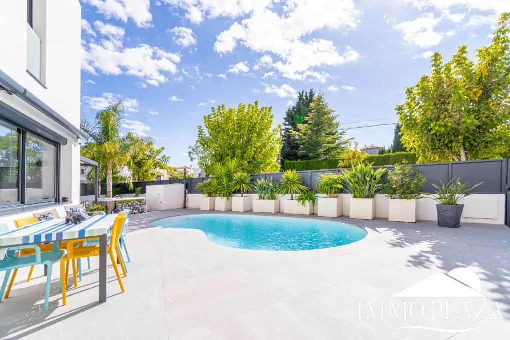 Beautiful modern villa built in 2022, close to the sea, town center, and inner harbor; 3 bedrooms, 2 bathrooms, garage, swimming pool, and jacuzzi.