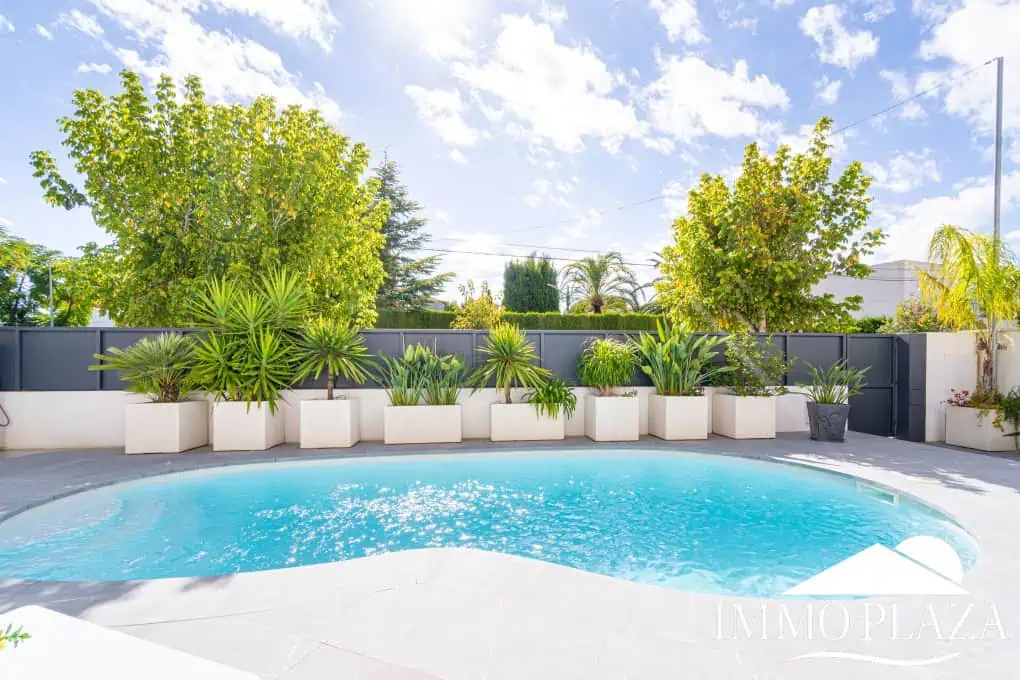 Beautiful modern villa built in 2022, close to the sea, town center, and inner harbor; 3 bedrooms, 2 bathrooms, garage, swimming pool, and jacuzzi.