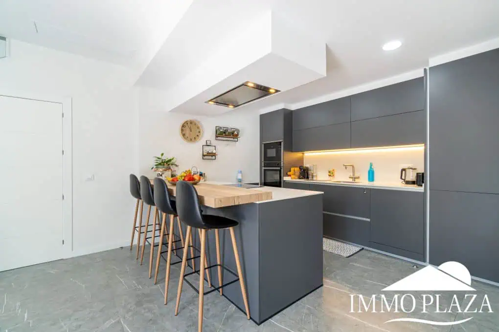 Beautiful modern villa built in 2022, close to the sea, town center, and inner harbor; 3 bedrooms, 2 bathrooms, garage, swimming pool, and jacuzzi.
