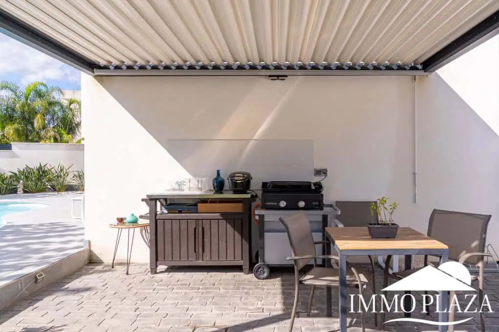 Beautiful modern villa built in 2022, close to the sea, town center, and inner harbor; 3 bedrooms, 2 bathrooms, garage, swimming pool, and jacuzzi.