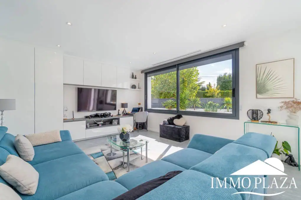Beautiful modern villa built in 2022, close to the sea, town center, and inner harbor; 3 bedrooms, 2 bathrooms, garage, swimming pool, and jacuzzi.