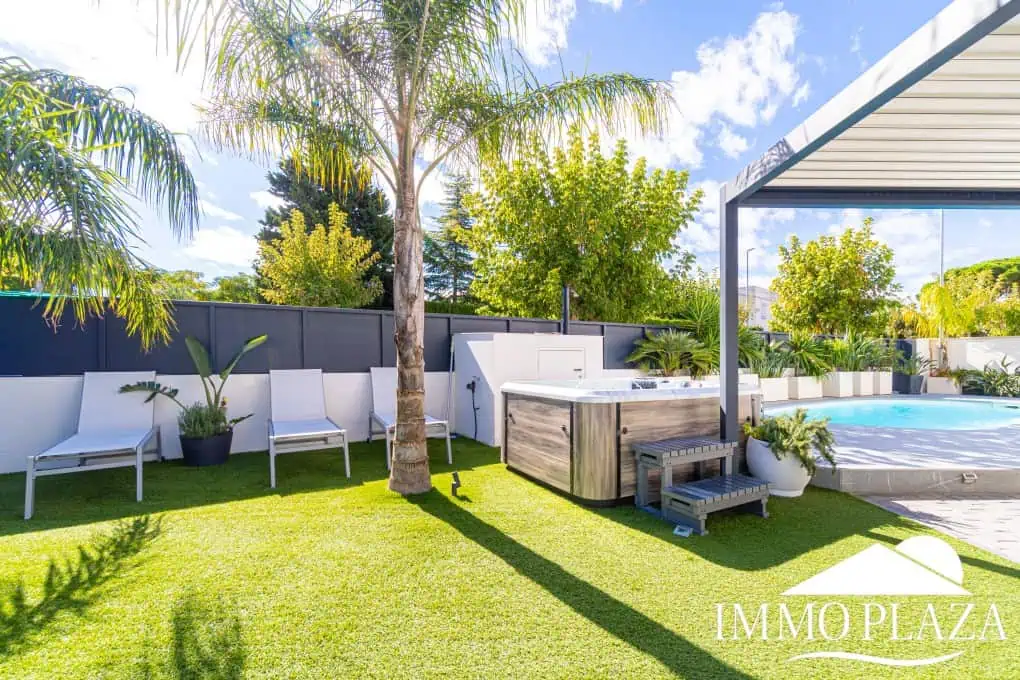 Beautiful modern villa built in 2022, close to the sea, town center, and inner harbor; 3 bedrooms, 2 bathrooms, garage, swimming pool, and jacuzzi.