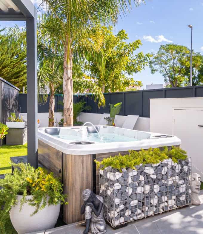 Beautiful modern villa built in 2022, close to the sea, town center, and inner harbor; 3 bedrooms, 2 bathrooms, garage, swimming pool, and jacuzzi.