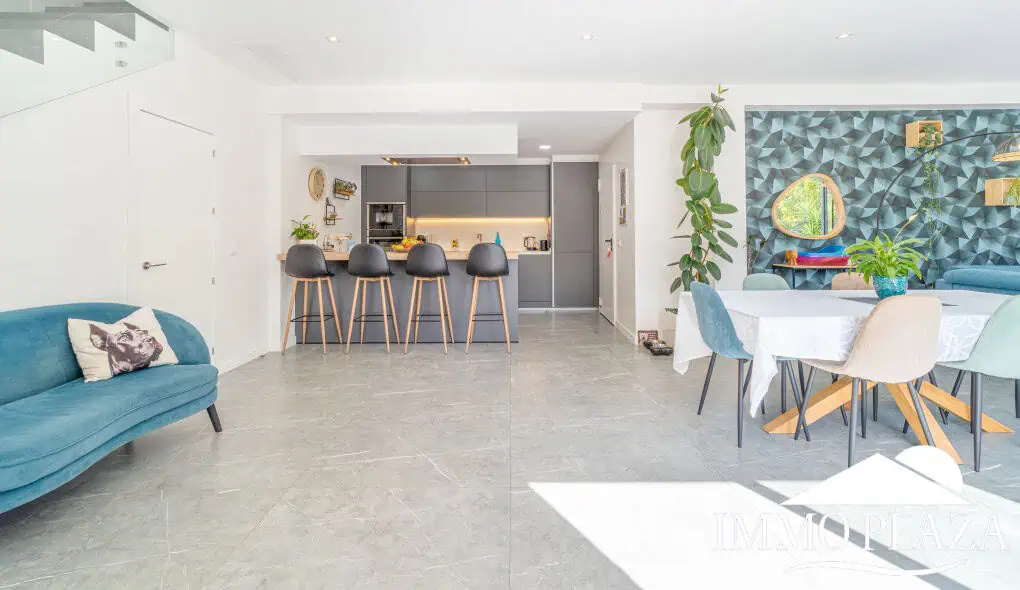Beautiful modern villa built in 2022, close to the sea, town center, and inner harbor; 3 bedrooms, 2 bathrooms, garage, swimming pool, and jacuzzi.