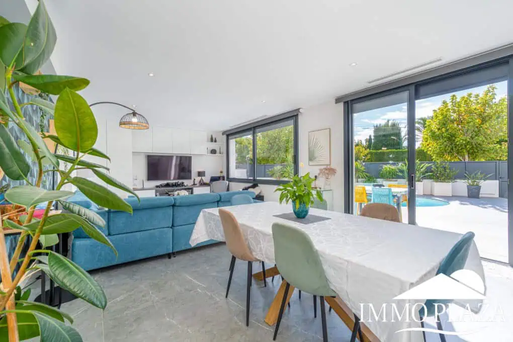 Beautiful modern villa built in 2022, close to the sea, town center, and inner harbor; 3 bedrooms, 2 bathrooms, garage, swimming pool, and jacuzzi.