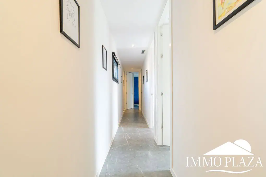 Beautiful modern villa built in 2022, close to the sea, town center, and inner harbor; 3 bedrooms, 2 bathrooms, garage, swimming pool, and jacuzzi.