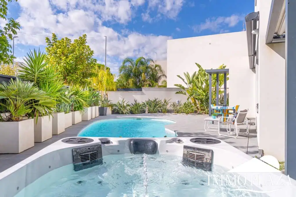 Beautiful modern villa built in 2022, close to the sea, town center, and inner harbor; 3 bedrooms, 2 bathrooms, garage, swimming pool, and jacuzzi.