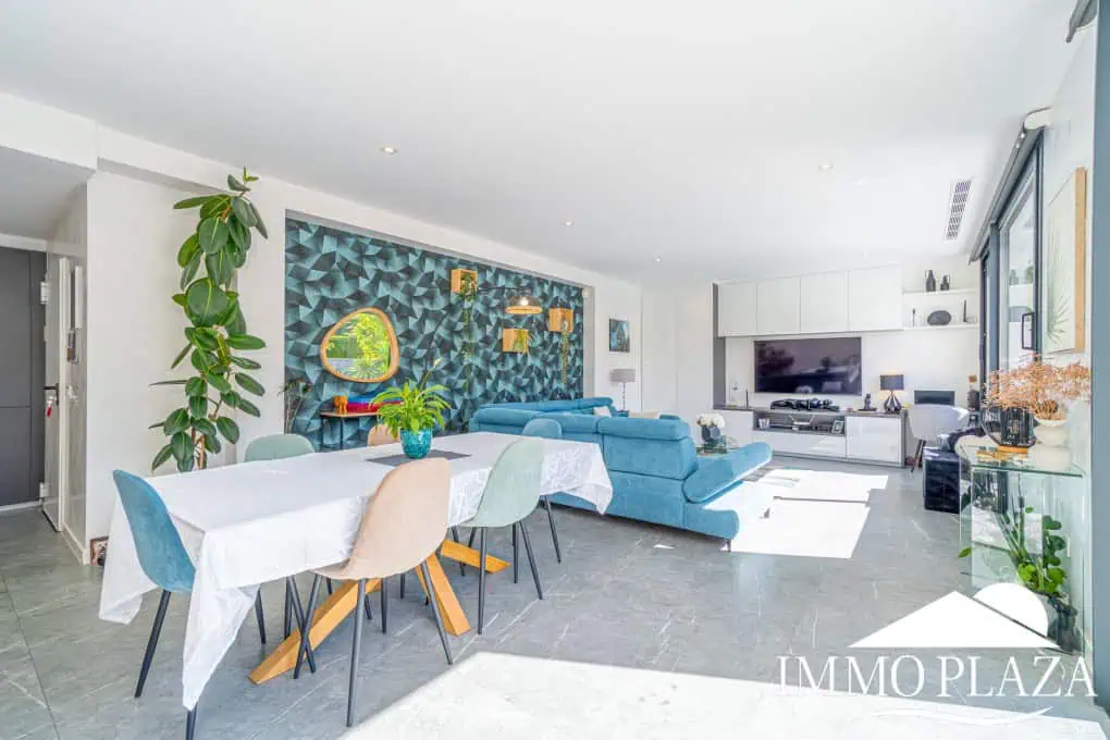 Beautiful modern villa built in 2022, close to the sea, town center, and inner harbor; 3 bedrooms, 2 bathrooms, garage, swimming pool, and jacuzzi.