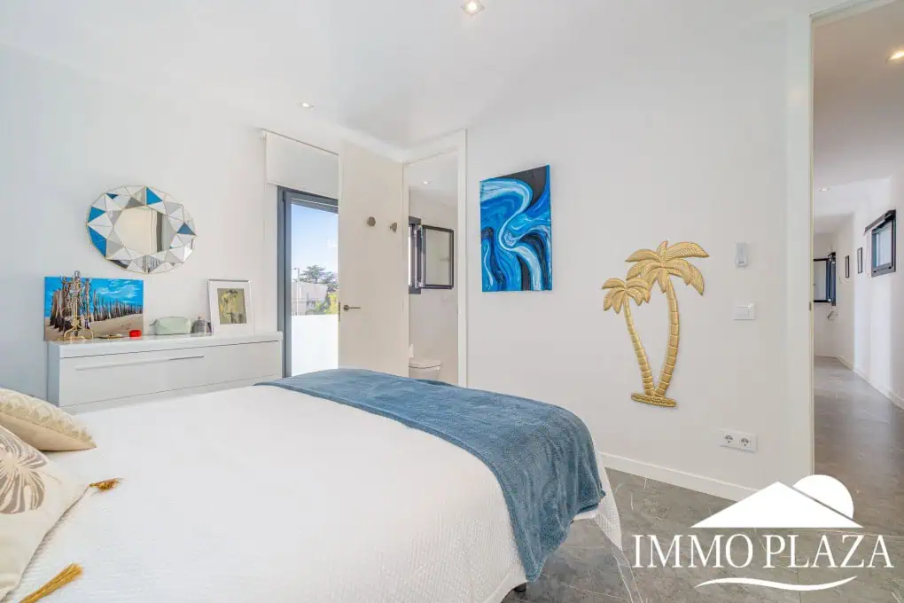 Beautiful modern villa built in 2022, close to the sea, town center, and inner harbor; 3 bedrooms, 2 bathrooms, garage, swimming pool, and jacuzzi.