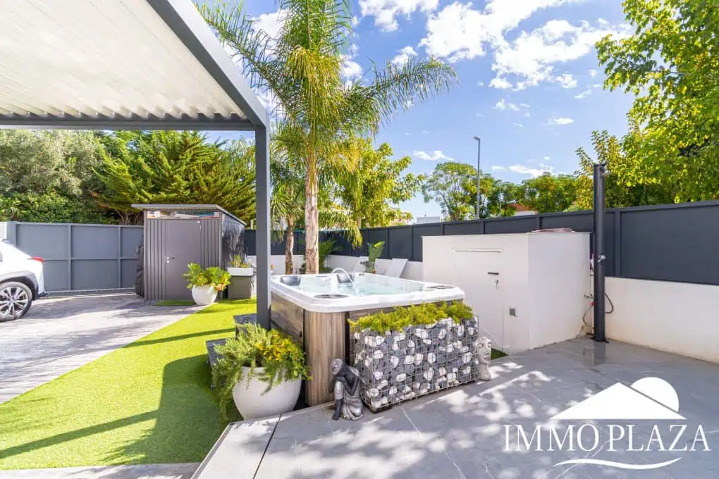 Beautiful modern villa built in 2022, close to the sea, town center, and inner harbor; 3 bedrooms, 2 bathrooms, garage, swimming pool, and jacuzzi.
