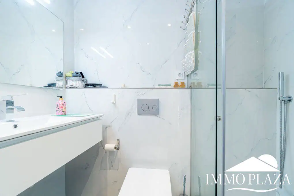 Beautiful modern villa built in 2022, close to the sea, town center, and inner harbor; 3 bedrooms, 2 bathrooms, garage, swimming pool, and jacuzzi.