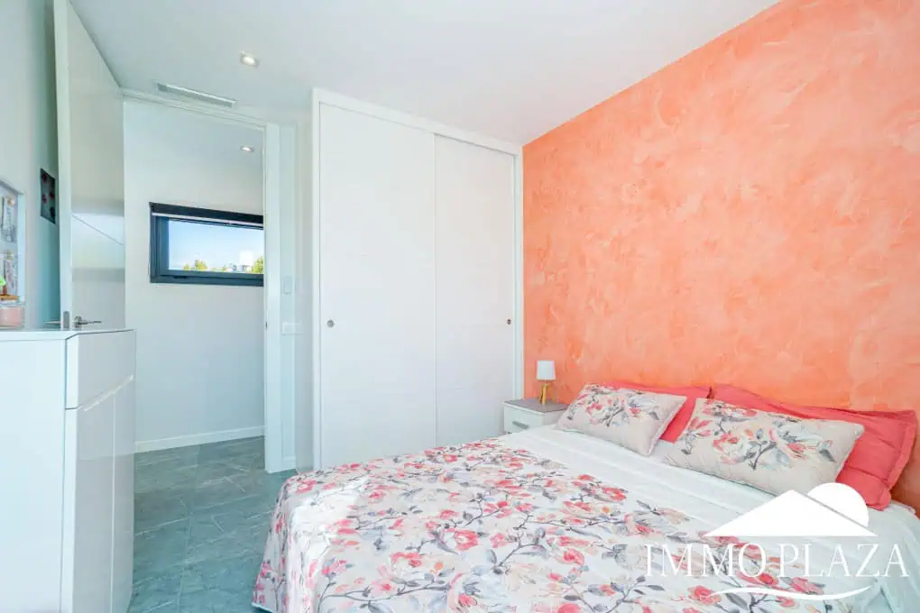 Beautiful modern villa built in 2022, close to the sea, town center, and inner harbor; 3 bedrooms, 2 bathrooms, garage, swimming pool, and jacuzzi.