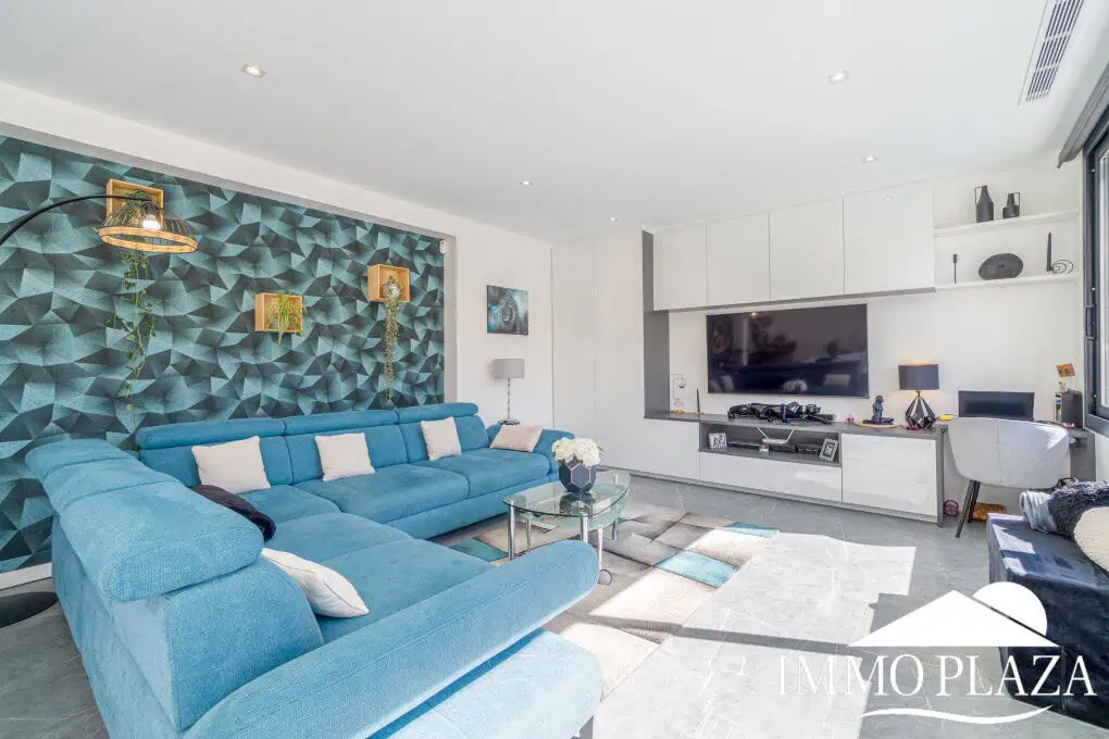Beautiful modern villa built in 2022, close to the sea, town center, and inner harbor; 3 bedrooms, 2 bathrooms, garage, swimming pool, and jacuzzi.