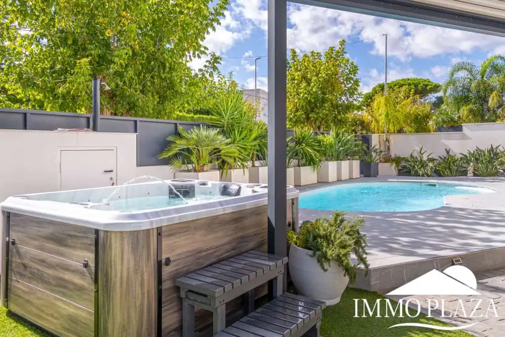 Beautiful modern villa built in 2022, close to the sea, town center, and inner harbor; 3 bedrooms, 2 bathrooms, garage, swimming pool, and jacuzzi.