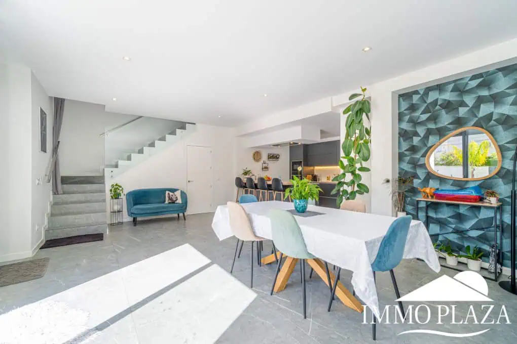 Beautiful modern villa built in 2022, close to the sea, town center, and inner harbor; 3 bedrooms, 2 bathrooms, garage, swimming pool, and jacuzzi.