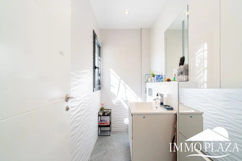 Beautiful modern villa built in 2022, close to the sea, town center, and inner harbor; 3 bedrooms, 2 bathrooms, garage, swimming pool, and jacuzzi.