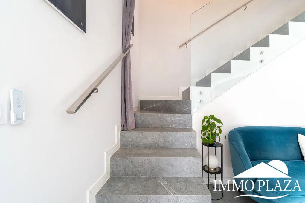Beautiful modern villa built in 2022, close to the sea, town center, and inner harbor; 3 bedrooms, 2 bathrooms, garage, swimming pool, and jacuzzi.