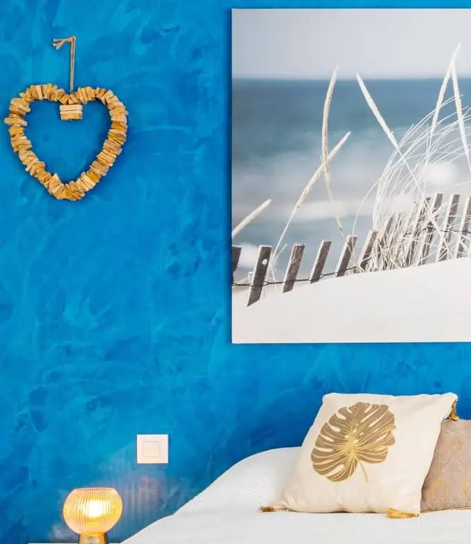 Beautiful modern villa built in 2022, close to the sea, town center, and inner harbor; 3 bedrooms, 2 bathrooms, garage, swimming pool, and jacuzzi.