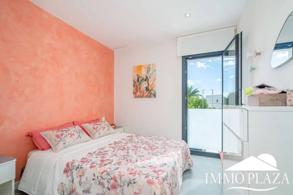 Beautiful modern villa built in 2022, close to the sea, town center, and inner harbor; 3 bedrooms, 2 bathrooms, garage, swimming pool, and jacuzzi.