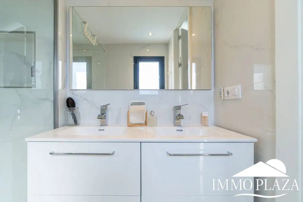 Beautiful modern villa built in 2022, close to the sea, town center, and inner harbor; 3 bedrooms, 2 bathrooms, garage, swimming pool, and jacuzzi.