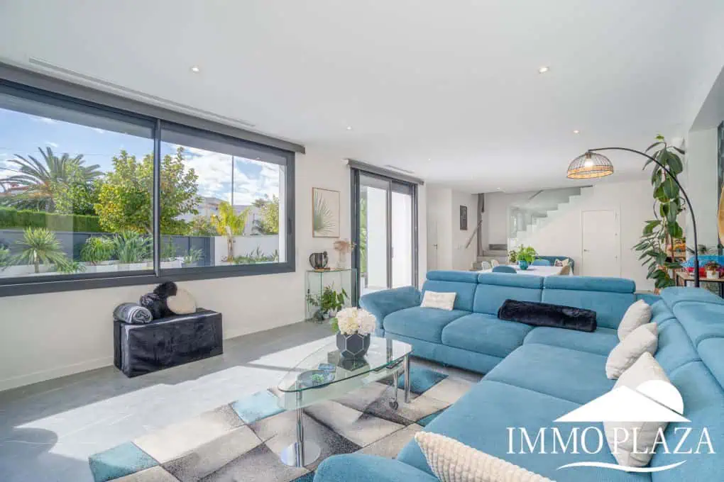 Beautiful modern villa built in 2022, close to the sea, town center, and inner harbor; 3 bedrooms, 2 bathrooms, garage, swimming pool, and jacuzzi.