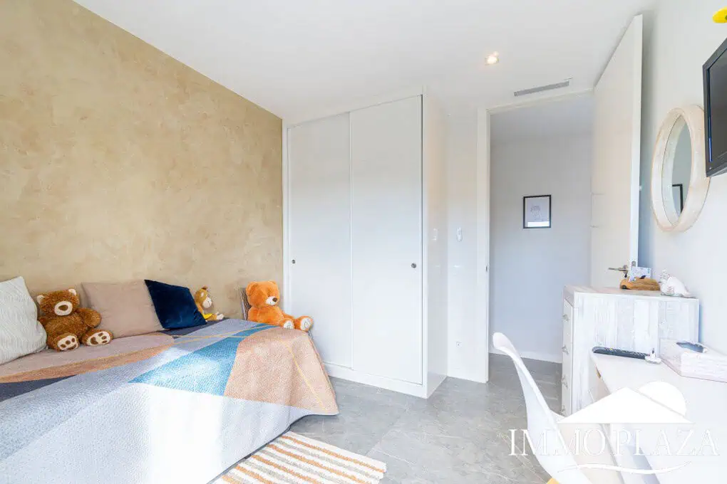 Beautiful modern villa built in 2022, close to the sea, town center, and inner harbor; 3 bedrooms, 2 bathrooms, garage, swimming pool, and jacuzzi.