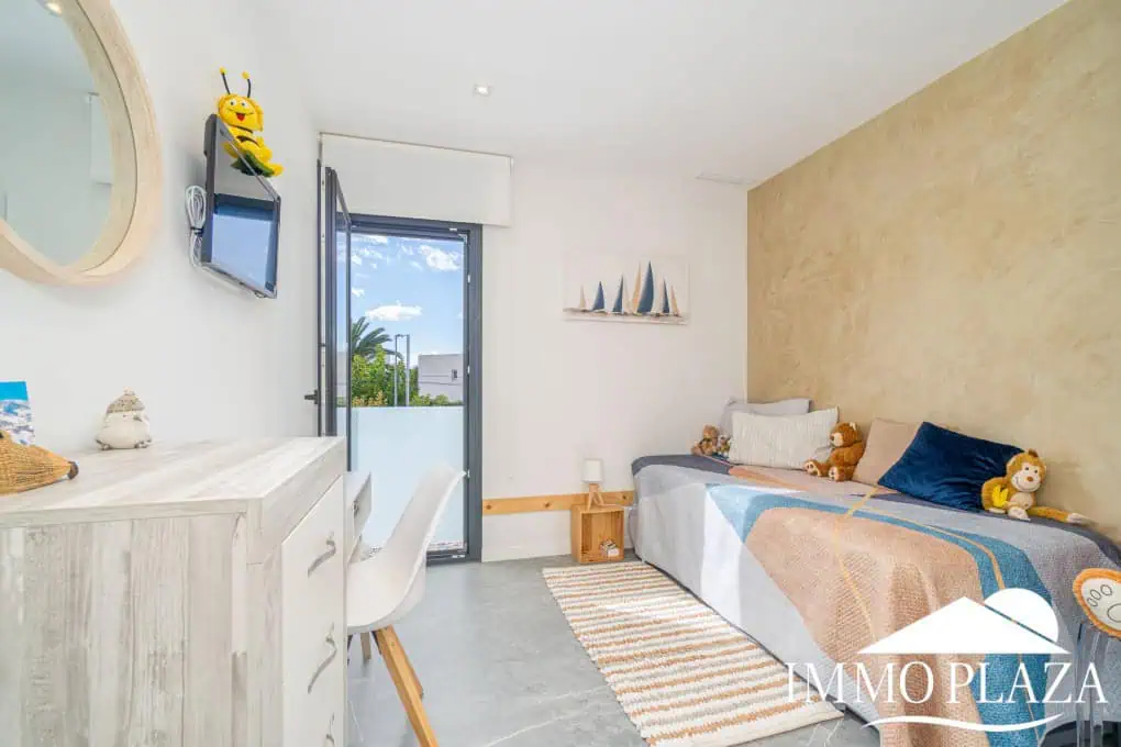 Beautiful modern villa built in 2022, close to the sea, town center, and inner harbor; 3 bedrooms, 2 bathrooms, garage, swimming pool, and jacuzzi.