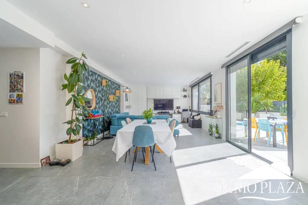 Beautiful modern villa built in 2022, close to the sea, town center, and inner harbor; 3 bedrooms, 2 bathrooms, garage, swimming pool, and jacuzzi.