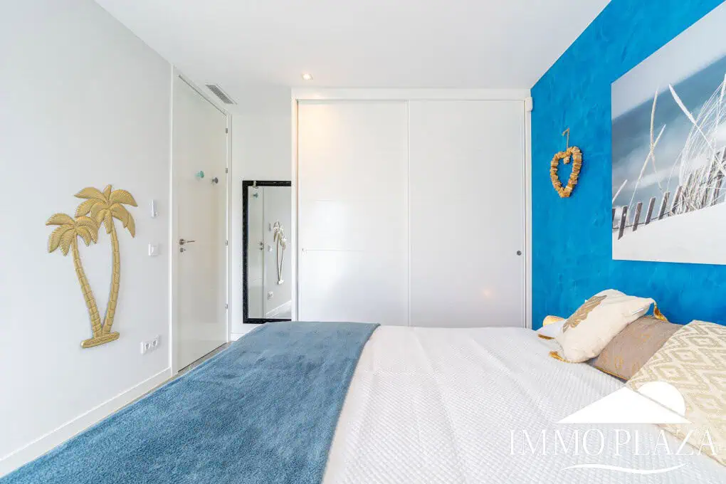 Beautiful modern villa built in 2022, close to the sea, town center, and inner harbor; 3 bedrooms, 2 bathrooms, garage, swimming pool, and jacuzzi.