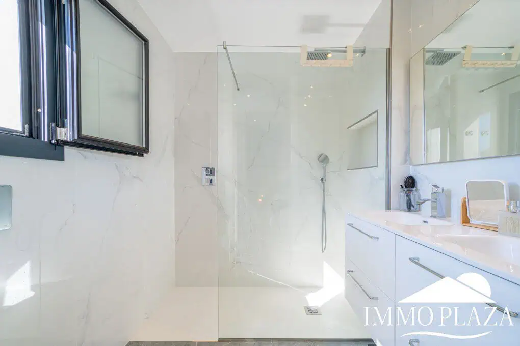 Beautiful modern villa built in 2022, close to the sea, town center, and inner harbor; 3 bedrooms, 2 bathrooms, garage, swimming pool, and jacuzzi.