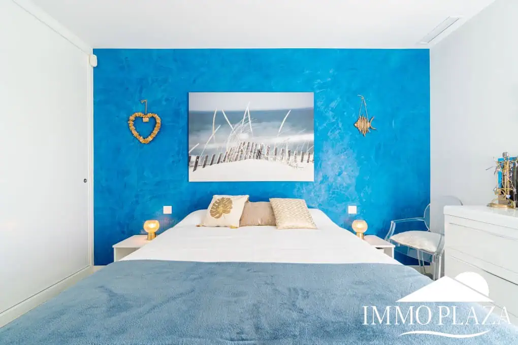 Beautiful modern villa built in 2022, close to the sea, town center, and inner harbor; 3 bedrooms, 2 bathrooms, garage, swimming pool, and jacuzzi.